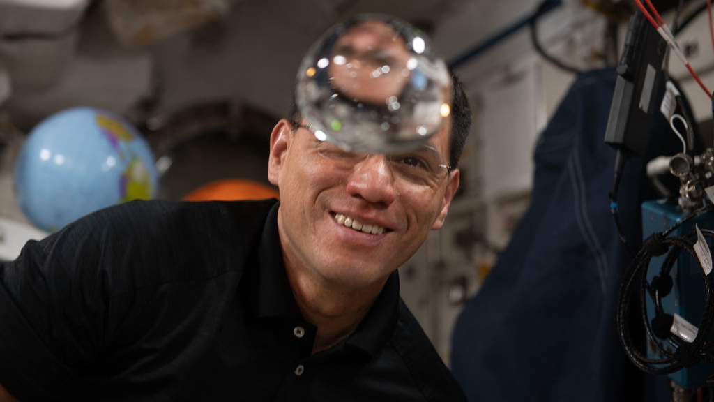Cara Unik Astronot NASA Minum Cairan di Luar Angkasa