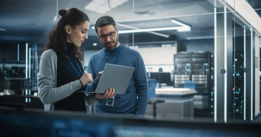 Kolaborasi teknisi Microsoft dan Amazon dalam implementasi Forward Deployed Engineer AI untuk klien