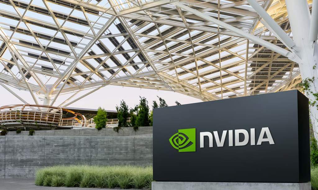 Grafik perbandingan valuasi saham antara perusahaan teknologi Nvidia dan perusahaan konsumen Coca-Cola