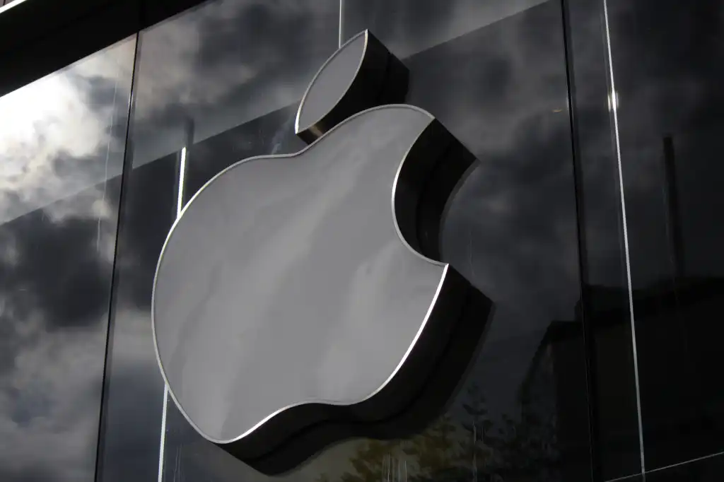 Ilustrasi persidangan hukum antara Apple dan OpenAI terkait pencurian teknologi perangkat keras