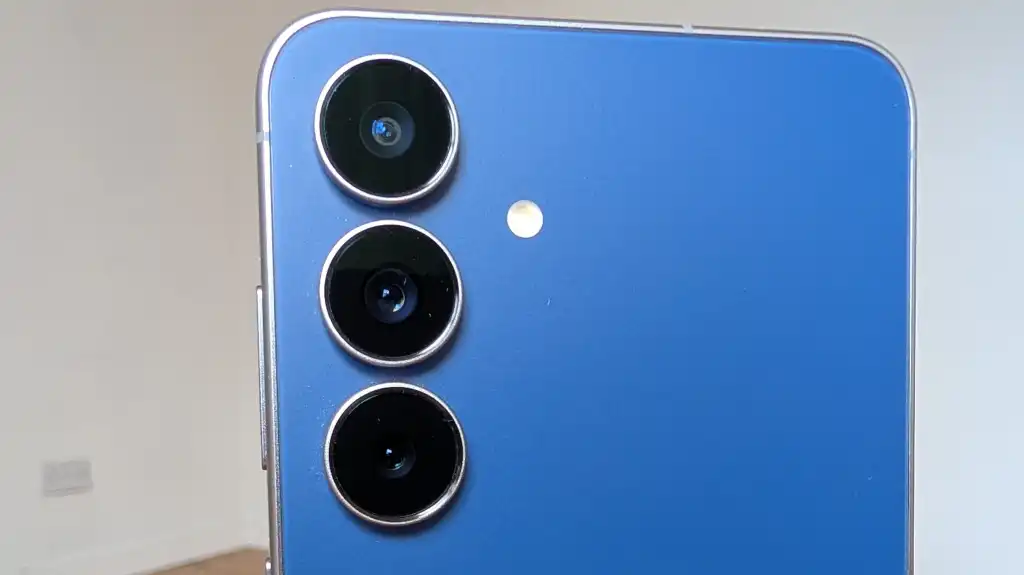 Ponsel Samsung Galaxy S25 dengan tampilan antarmuka terbaru Android 17