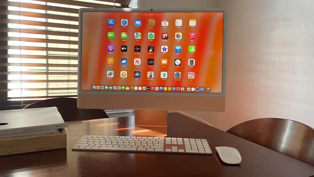 Komputer All-in-One terbaik 2026 Apple iMac M4 di atas meja kerja