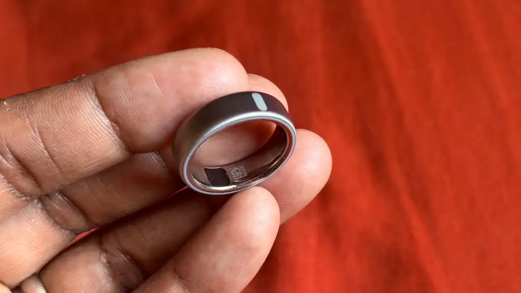 Konsep cincin pintar Oura Ring yang mengendalikan sistem pencahayaan rumah pintar