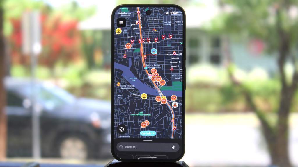 Ikon visual dan emoji mobil berwarna-warni yang merepresentasikan pengguna pada aplikasi peta Waze