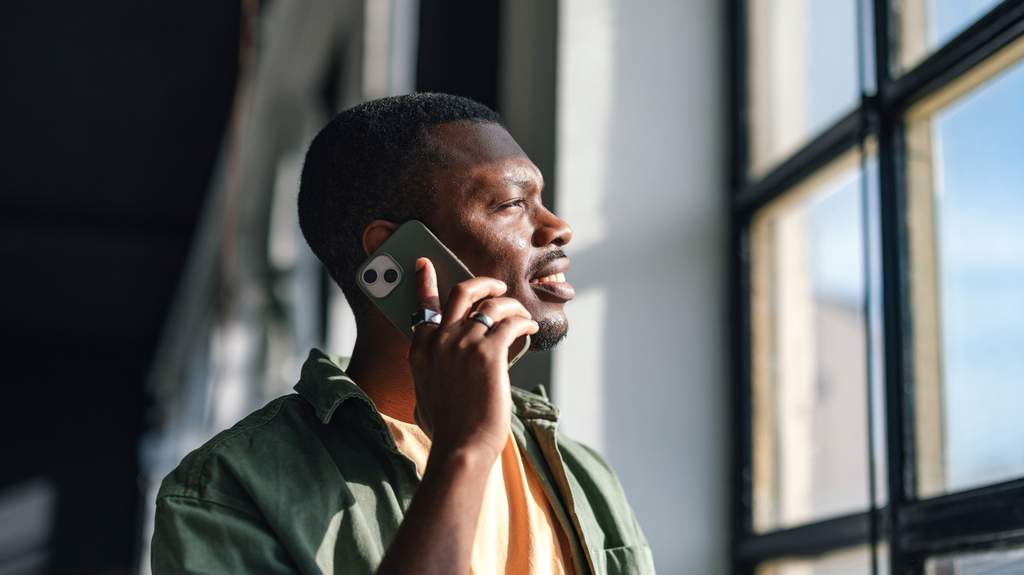 Simbol VoWiFi di layar ponsel pintar saat menggunakan fitur Wi-Fi calling