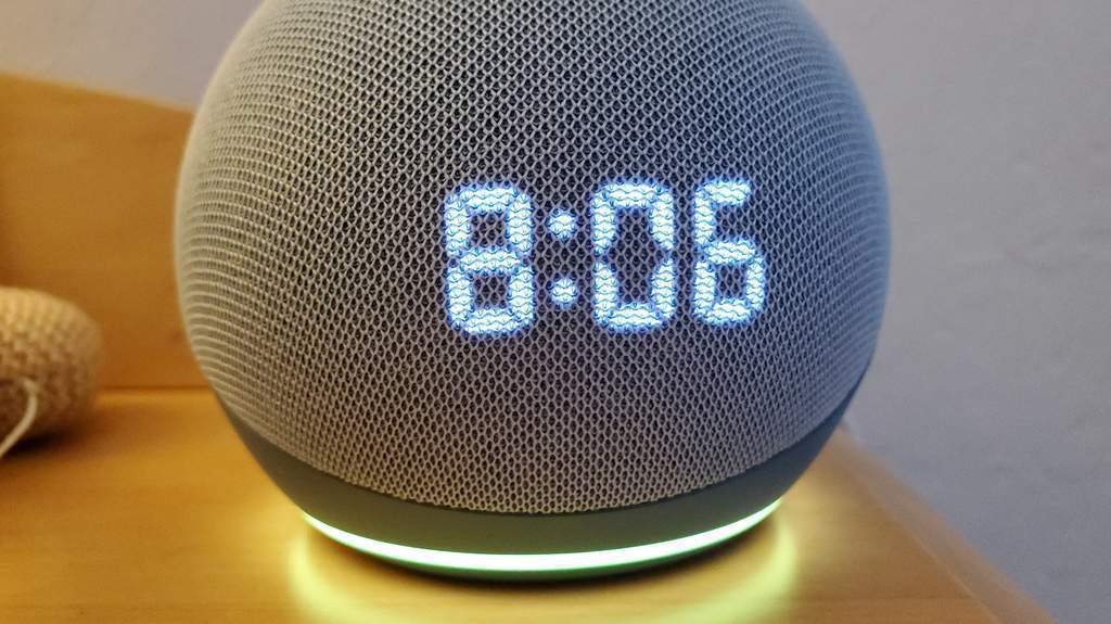 Indikator lampu kuning berkedip pada perangkat pintar Amazon Echo Dot di atas meja
