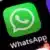 Aplikasi WhatsApp yang berjalan di layar tablet iPad sebagai perangkat utama
